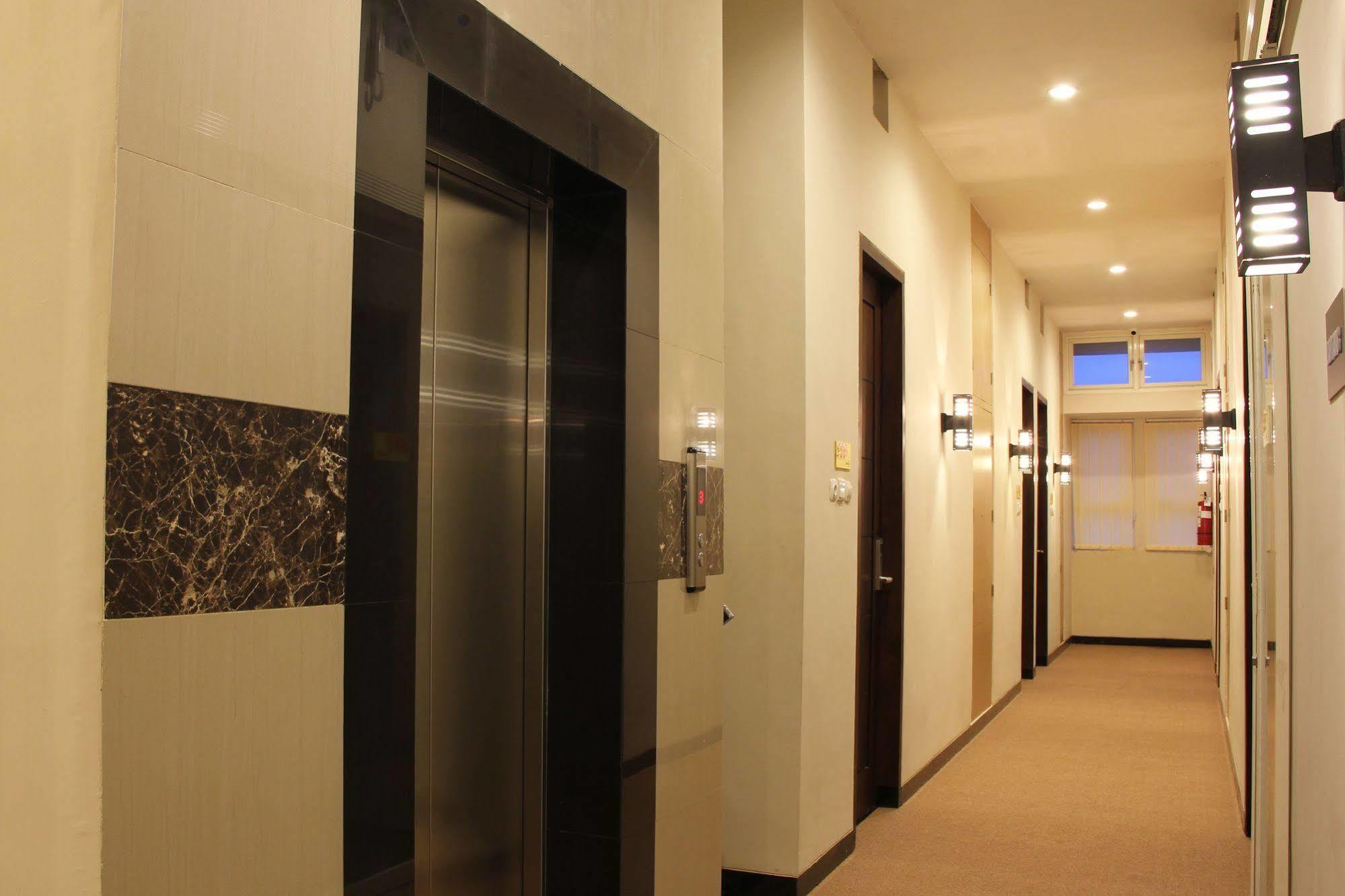 Luxpoint Hotel Baratajaya Surabaia Exterior foto